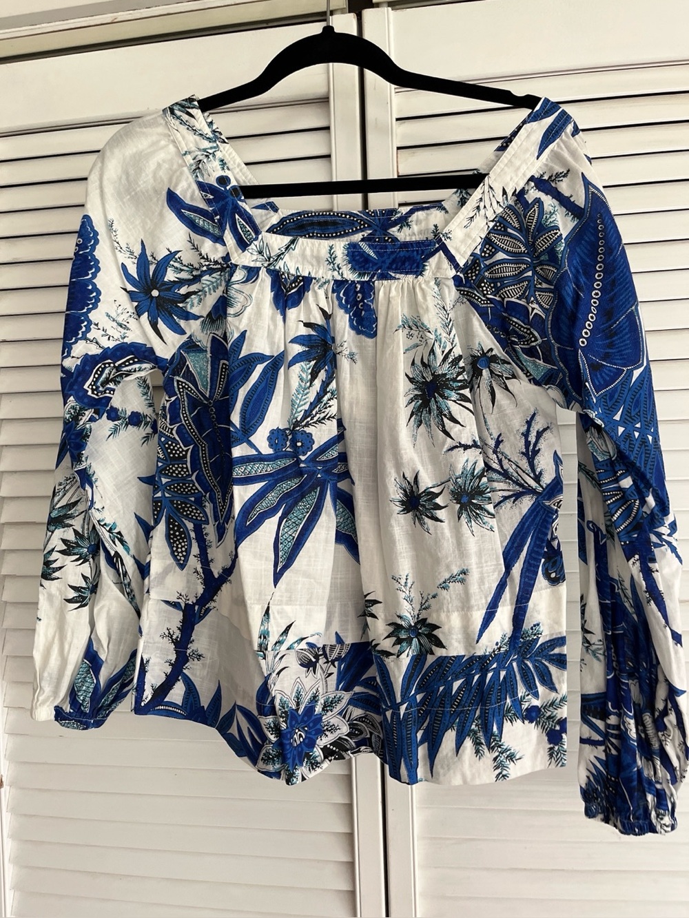 Elie Tahari White and Blue Floral Peasant Blouse. Size M